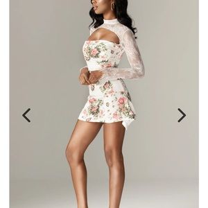 Beautiful dress with delicate lace sleeves.